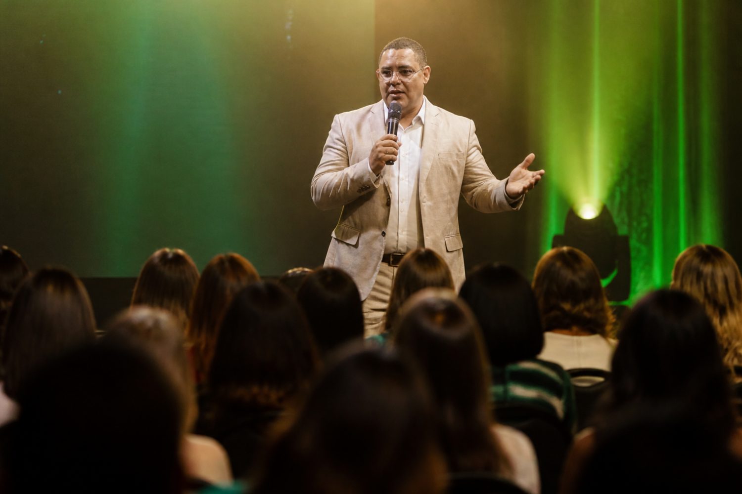 Denis Alexandre palestrando para empreendedoras