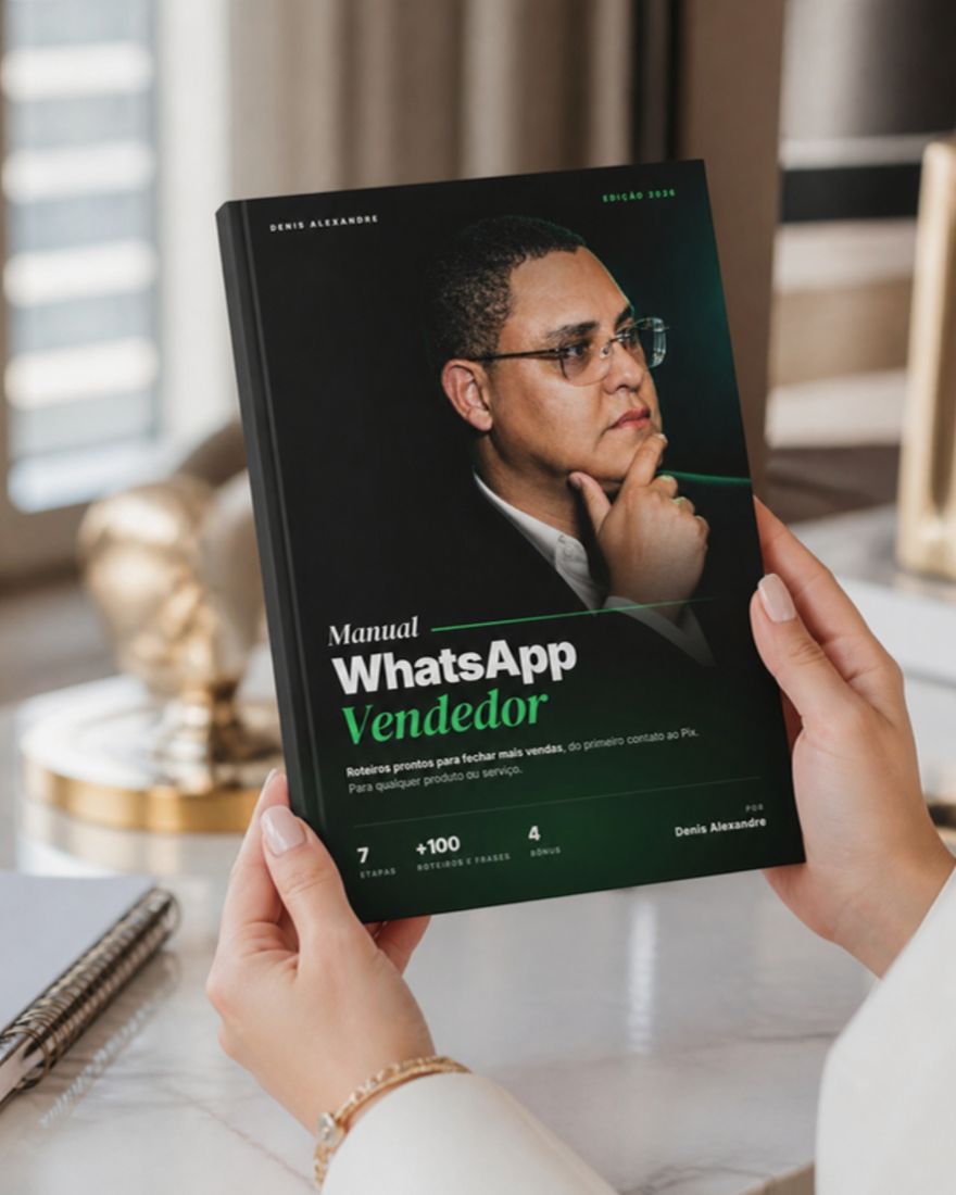 Empreendedora segurando o Manual WhatsApp Vendedor
